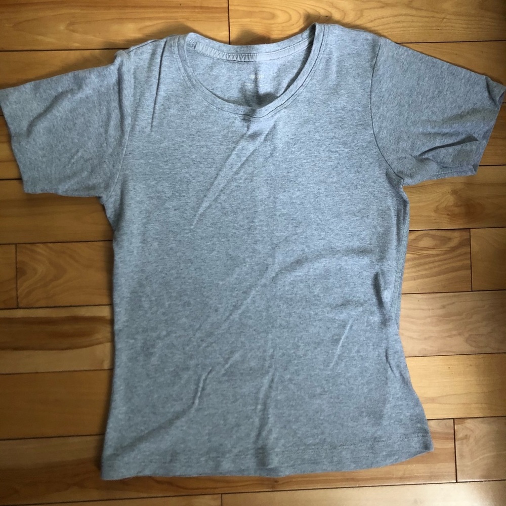 🌸3 for 10$ on all 5$ item 🌸 Grey T-shirt